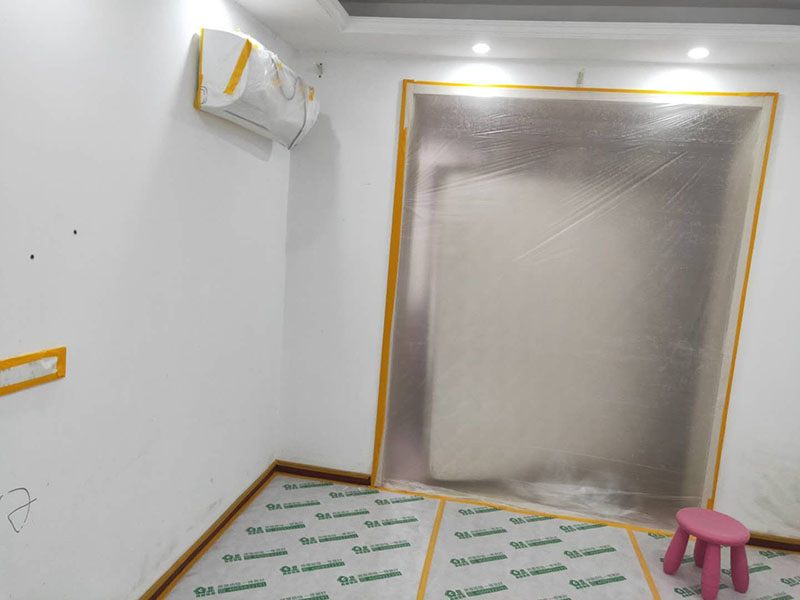 家具地面成品保護(hù)：1、墻地面瓷磚，在鋪貼未干固的情況下，不要急于勾縫，以免人為的造成瓷磚松動(dòng)、高低不平，影響施工效果。 2、地面瓷磚干固前，不要在上面走動(dòng)、堆放雜物，以免造成瓷磚松動(dòng)、高低不平。 3、地面瓷磚鋪貼完后，使用成品保護(hù)膜覆蓋磚面。 既可以防止裝修時(shí)的沙子磨傷地面，同時(shí)也能有效的防止油漆涂料等有色液體滴落磚面，造成地面污染。