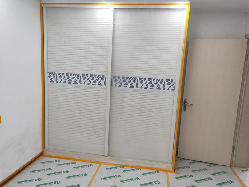 家具地面成品保護(hù)：1、墻地面瓷磚，在鋪貼未干固的情況下，不要急于勾縫，以免人為的造成瓷磚松動(dòng)、高低不平，影響施工效果。 2、地面瓷磚干固前，不要在上面走動(dòng)、堆放雜物，以免造成瓷磚松動(dòng)、高低不平。 3、地面瓷磚鋪貼完后，使用成品保護(hù)膜覆蓋磚面。 既可以防止裝修時(shí)的沙子磨傷地面，同時(shí)也能有效的防止油漆涂料等有色液體滴落磚面，造成地面污染。