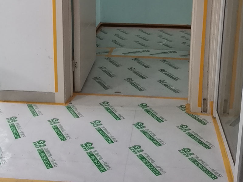 家具地面成品保護(hù)：1、墻地面瓷磚，在鋪貼未干固的情況下，不要急于勾縫，以免人為的造成瓷磚松動(dòng)、高低不平，影響施工效果。 2、地面瓷磚干固前，不要在上面走動(dòng)、堆放雜物，以免造成瓷磚松動(dòng)、高低不平。 3、地面瓷磚鋪貼完后，使用成品保護(hù)膜覆蓋磚面。 既可以防止裝修時(shí)的沙子磨傷地面，同時(shí)也能有效的防止油漆涂料等有色液體滴落磚面，造成地面污染。