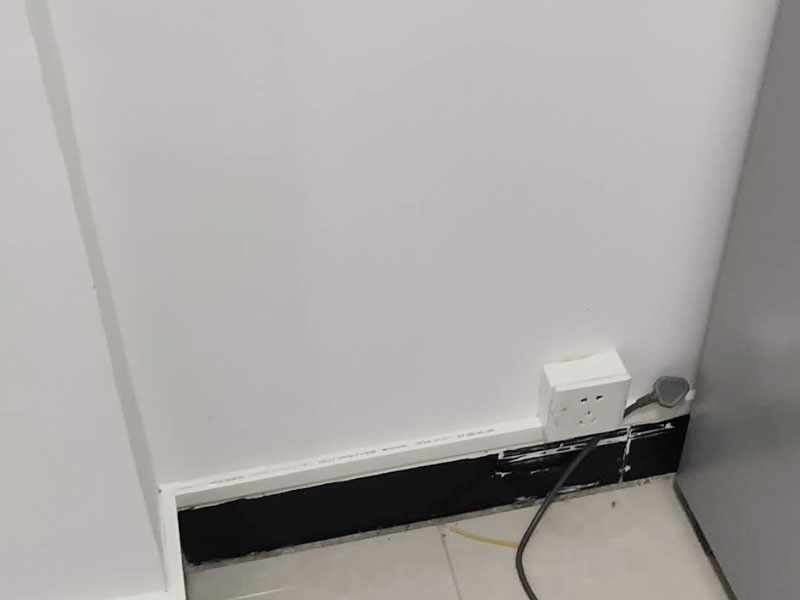 插座開(kāi)關(guān)明裝布線:首先我們要認(rèn)識(shí)插座的明裝和暗裝，明裝的是安裝底盒在墻體表面暴露出來(lái)的，暗裝的是把安裝底盒裝在墻體內(nèi)，表面看不露出部分。根椐底合上的四個(gè)固定孔位，在需要安裝的墻面上做好標(biāo)記，選擇螺絲相同大小的沖擊鉆頭用沖擊鉆在墻上打孔。在孔里打入膨脹螺絲。確定能夠把自攻螺絲牢固的抓住。 用四個(gè)自攻螺絲把底盒固定到墻上。