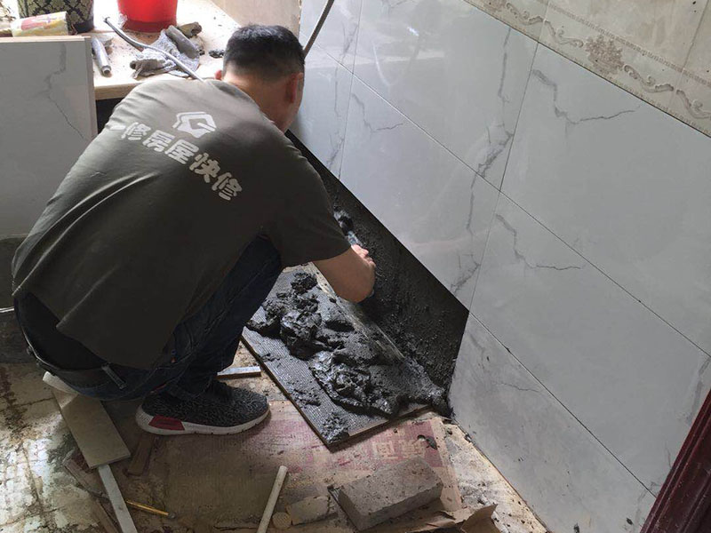 墻面瓷磚局部更換:1、先檢查需要更bai換的瓷磚周圍的瓷磚是否存在空鼓脫du層、是否有暗埋的水電暖管線，如果存在空鼓脫層，建議和開裂的瓷磚一起進(jìn)行鏟除更換，如果需要更換的瓷磚底下有暗埋的水電管管線，在砸磚的時候應(yīng)避開該區(qū)域。 2、將需要更換的瓷磚與周圍的瓷磚接縫處的填縫劑采用鏟刀或壁紙刀刮除干凈； 　　3、采用切割機(jī)沿需要更換的瓷磚的對角線進(jìn)行切割，注意不要到瓷磚的四個角（離角10公分左右），然后用錘子從瓷磚的中間砸開，然后用錘子和撬杠逐步從瓷磚的中心部位往四周敲砸瓷磚，直至需要更換的瓷磚全部取下。切割及砸磚的時，需要注意好力度，防止過猛對其他的部位造成損傷。 　　4、將基層部位松動的水泥砂漿渣土清理干凈，如屬于有防水要求的墻面，對該部位涂刷堵漏靈，然后再進(jìn)行瓷磚的補(bǔ)貼工作。