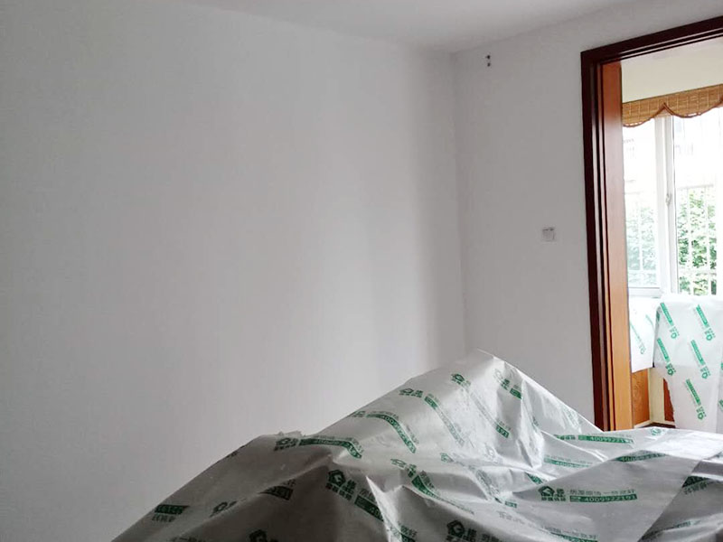 墻面乳膠漆粉刷：在裝修前，施工人員都要提前做好油漆的準(zhǔn)備工作，一般包括油漆涂漆環(huán)境的清理、家具的保護(hù)措施等，比如在門、窗框最好粘貼一層分色紙，木柜、隔板的家具外面最好有一層報紙包裹著，這樣就可以避免油漆滴落在家具表面被弄臟的情況發(fā)生。在對油漆施工完后，為了讓墻面保持光滑，我們需要對墻面進(jìn)行打磨，在墻面打磨的時候，我們可以用手觸摸墻面，看看墻面是否光滑，然后在用質(zhì)地較松軟的膩子進(jìn)行再次處理，然后在清掃一遍墻面。施工人員在完成了上述步驟后，業(yè)主就可以驗收啦，在驗收時，一定要仔細(xì)檢查墻面以及墻面周圍是否干凈清潔，還有其他的地方是否有油漆的痕跡等。