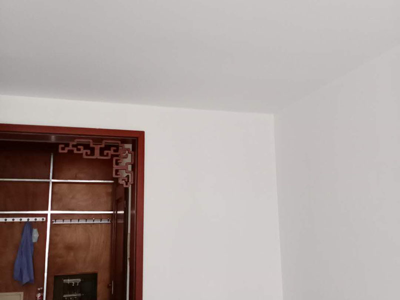 墻面乳膠漆粉刷：在裝修前，施工人員都要提前做好油漆的準(zhǔn)備工作，一般包括油漆涂漆環(huán)境的清理、家具的保護(hù)措施等，比如在門、窗框最好粘貼一層分色紙，木柜、隔板的家具外面最好有一層報紙包裹著，這樣就可以避免油漆滴落在家具表面被弄臟的情況發(fā)生。在對油漆施工完后，為了讓墻面保持光滑，我們需要對墻面進(jìn)行打磨，在墻面打磨的時候，我們可以用手觸摸墻面，看看墻面是否光滑，然后在用質(zhì)地較松軟的膩子進(jìn)行再次處理，然后在清掃一遍墻面。施工人員在完成了上述步驟后，業(yè)主就可以驗收啦，在驗收時，一定要仔細(xì)檢查墻面以及墻面周圍是否干凈清潔，還有其他的地方是否有油漆的痕跡等。