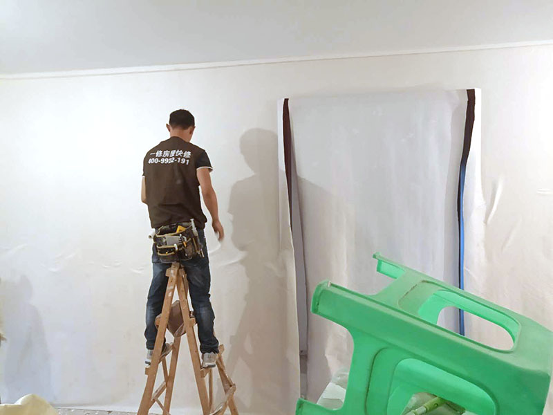 墻紙墻布鋪貼：首先，要將其表皮給鏟除干凈平整，這樣做的目的是為了接下來更好的進行墻紙的鋪貼;其次，還需要對墻面進行一次基層的處理，一般都會在墻面涂刷一層膜或者是清漆，這樣可以更好的將墻紙與墻面分開，并有效的保護墻面;再者，就是要對墻面進行兩次刮膩子的舉措，等膩子曬干了之后，用砂紙打磨墻面，將參差不齊的顆粒給抹掉，使它變得足夠的光滑、平整;最后，就是封面油了，只要用清油將墻面均勻的涂抹干凈，但切忌不能涂得太厚，這樣會比較不好放置墻紙。 緊接著，將墻紙按照流水號給擺放好，并測量一下墻面的高度。然后，依據(jù)墻體的高度上下留大概五公分的位置進行裁剪，需要特別注意的是裁剪時一定不要過于著急，一次剪裁一卷墻紙即可，以防出現(xiàn)質(zhì)量問題或者其他情況時不好更換。 如果是采用無紡布墻紙加水應(yīng)該均勻的在墻面上涂刷，厚度大概在2厘米左右，不可以將膠水直接刷在無紡布的背面，更不能使用水將他浸泡，無紡布與一般的墻紙不同，它要使用的膠水濃度應(yīng)該更濃、更厚。