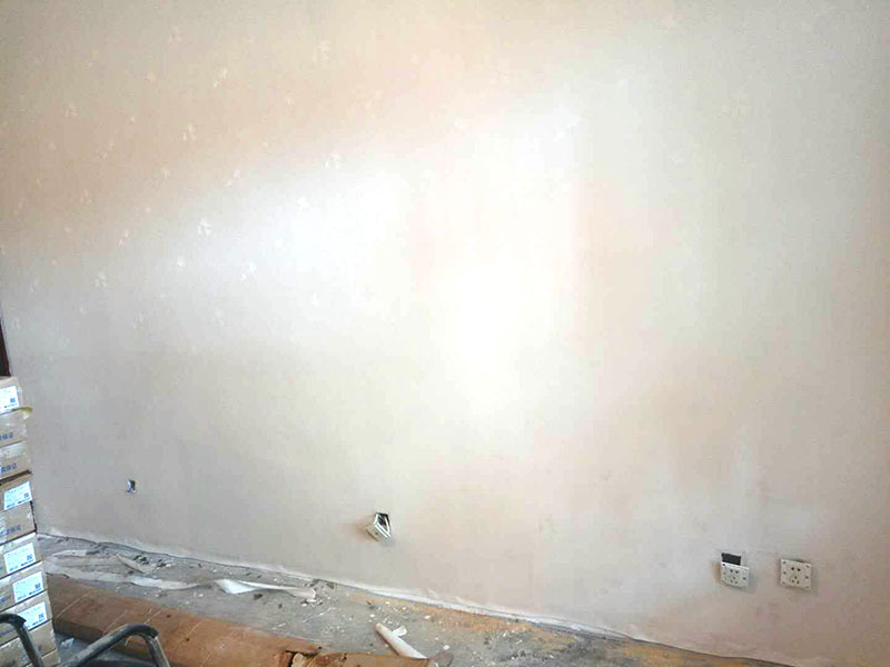 墻紙墻布鋪貼：首先，要將其表皮給鏟除干凈平整，這樣做的目的是為了接下來更好的進行墻紙的鋪貼;其次，還需要對墻面進行一次基層的處理，一般都會在墻面涂刷一層膜或者是清漆，這樣可以更好的將墻紙與墻面分開，并有效的保護墻面;再者，就是要對墻面進行兩次刮膩子的舉措，等膩子曬干了之后，用砂紙打磨墻面，將參差不齊的顆粒給抹掉，使它變得足夠的光滑、平整;最后，就是封面油了，只要用清油將墻面均勻的涂抹干凈，但切忌不能涂得太厚，這樣會比較不好放置墻紙。 緊接著，將墻紙按照流水號給擺放好，并測量一下墻面的高度。然后，依據(jù)墻體的高度上下留大概五公分的位置進行裁剪，需要特別注意的是裁剪時一定不要過于著急，一次剪裁一卷墻紙即可，以防出現(xiàn)質(zhì)量問題或者其他情況時不好更換。 如果是采用無紡布墻紙加水應(yīng)該均勻的在墻面上涂刷，厚度大概在2厘米左右，不可以將膠水直接刷在無紡布的背面，更不能使用水將他浸泡，無紡布與一般的墻紙不同，它要使用的膠水濃度應(yīng)該更濃、更厚。