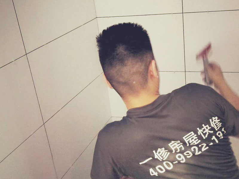 衛(wèi)生間貼磚裝修：衛(wèi)生間墻磚的規(guī)格一定要與鋪貼面積協(xié)調(diào)衛(wèi)生間墻磚的規(guī)格不宜過大,規(guī)格過大的墻磚會給人一種不協(xié)調(diào)的感覺,而小尺寸的墻磚裝飾效果則更好,在一定程度上可以增加衛(wèi)生間的空間感。 在進行衛(wèi)生間墻磚鋪貼之前一定要做好排磚方案鋪貼前一定要做排磚方案,盡量不要出現(xiàn)小于墻磚三分之一的窄列。確須切割,瓷磚經(jīng)過切割后以剩下大于三分之二的為宜。 了解水電布線走向在鋪貼之前一定要記住墻面水管電線的走向,最好將電路、水路的走線圖保存好。而且一定要進行一次閉水、閉電實驗,以免出現(xiàn)漏水、漏電的情況。