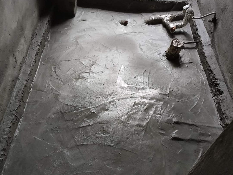 衛(wèi)生間貼磚裝修：衛(wèi)生間墻磚的規(guī)格一定要與鋪貼面積協(xié)調(diào)衛(wèi)生間墻磚的規(guī)格不宜過大,規(guī)格過大的墻磚會給人一種不協(xié)調(diào)的感覺,而小尺寸的墻磚裝飾效果則更好,在一定程度上可以增加衛(wèi)生間的空間感。 在進行衛(wèi)生間墻磚鋪貼之前一定要做好排磚方案鋪貼前一定要做排磚方案,盡量不要出現(xiàn)小于墻磚三分之一的窄列。確須切割,瓷磚經(jīng)過切割后以剩下大于三分之二的為宜。 了解水電布線走向在鋪貼之前一定要記住墻面水管電線的走向,最好將電路、水路的走線圖保存好。而且一定要進行一次閉水、閉電實驗,以免出現(xiàn)漏水、漏電的情況。