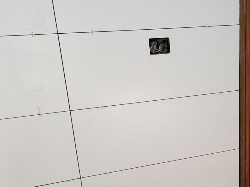 衛(wèi)生間貼磚裝修：衛(wèi)生間墻磚的規(guī)格一定要與鋪貼面積協(xié)調(diào)衛(wèi)生間墻磚的規(guī)格不宜過大,規(guī)格過大的墻磚會給人一種不協(xié)調(diào)的感覺,而小尺寸的墻磚裝飾效果則更好,在一定程度上可以增加衛(wèi)生間的空間感。 在進行衛(wèi)生間墻磚鋪貼之前一定要做好排磚方案鋪貼前一定要做排磚方案,盡量不要出現(xiàn)小于墻磚三分之一的窄列。確須切割,瓷磚經(jīng)過切割后以剩下大于三分之二的為宜。 了解水電布線走向在鋪貼之前一定要記住墻面水管電線的走向,最好將電路、水路的走線圖保存好。而且一定要進行一次閉水、閉電實驗,以免出現(xiàn)漏水、漏電的情況。