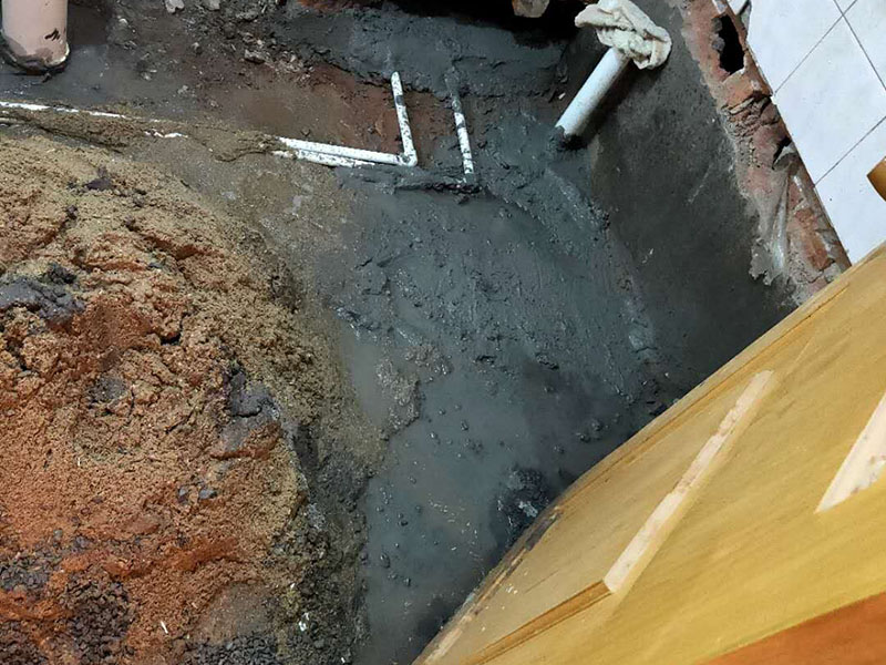 衛(wèi)生間防水找平：在進行防水處理之前，一定先找平地面du。找平層施工方法：基面有空隙、裂縫、不平等缺陷的，用水泥砂漿修補抹平。使基面必須堅固、平整、干凈、無灰塵、油膩、蠟、脫模劑等以及其他碎屑物質(zhì)。找平層干燥后方可進行防水層施工，施工期間應(yīng)防火、防水。防水層完成后，要進行成品保護，不得上人走動。