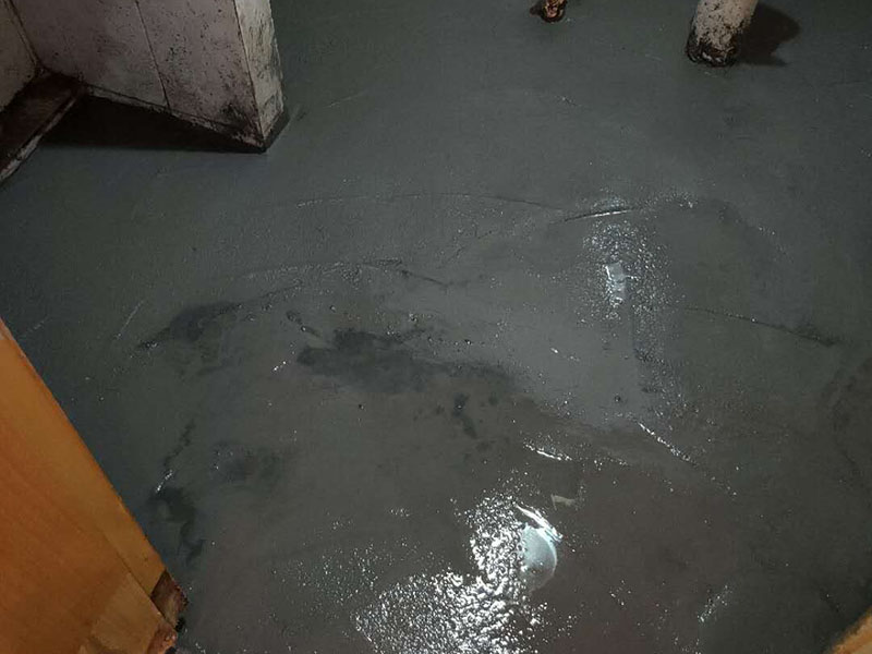 衛(wèi)生間防水找平：在進行防水處理之前，一定先找平地面du。找平層施工方法：基面有空隙、裂縫、不平等缺陷的，用水泥砂漿修補抹平。使基面必須堅固、平整、干凈、無灰塵、油膩、蠟、脫模劑等以及其他碎屑物質(zhì)。找平層干燥后方可進行防水層施工，施工期間應(yīng)防火、防水。防水層完成后，要進行成品保護，不得上人走動。