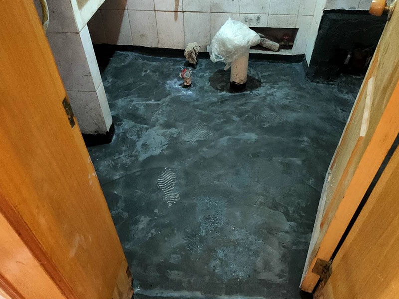 衛(wèi)生間防水找平：在進行防水處理之前，一定先找平地面du。找平層施工方法：基面有空隙、裂縫、不平等缺陷的，用水泥砂漿修補抹平。使基面必須堅固、平整、干凈、無灰塵、油膩、蠟、脫模劑等以及其他碎屑物質(zhì)。找平層干燥后方可進行防水層施工，施工期間應(yīng)防火、防水。防水層完成后，要進行成品保護，不得上人走動。