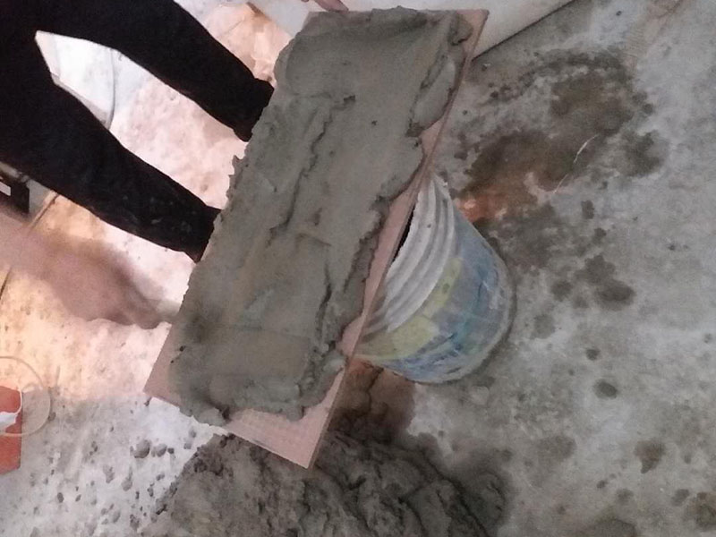 廁所墻面貼磚維修：1、 衛(wèi)生間墻面在施工前清理墻面的各類污物，用泥刀先批墻，后用水泥漿找平，防止瓷磚貼后有空鼓現(xiàn)象。 2、 衛(wèi)生間內(nèi)會防止抽風機、安裝吊頂?shù)?，所以高度要特別注意，其次是墻磚與地磚的尺寸要互相對應，不能有太大的差異，最后根據(jù)高度、尺寸與整體效果來確定鋪貼方法，如果統(tǒng)一墻面瓷磚不同，大尺寸瓷磚從下往上貼，小尺寸從上往下貼。 3、配料將清水逐量加入粉狀粘結(jié)劑內(nèi)，按照說明書上一定的比例調(diào)配。攪拌調(diào)和將粘結(jié)劑漿料攪拌至潤滑均勻，無明顯塊狀或糊涂結(jié)狀，將攪拌后施工漿料靜置5&mdash;10分鐘，然后再稍加攪拌1&mdash;2分鐘，就可以使用了。 4、把剛剛攪拌好的粘結(jié)劑漿料均勻的刮到墻上，讓漿料與瓷磚背面的充分接觸。留縫大小調(diào)整根據(jù)瓷磚的尺寸，在磚與磚之間預留相應尺寸的縫隙留待嵌縫?？捎醚篮灥认裙潭?。用專業(yè)測量儀，來檢查貼后瓷磚的平整度。鋪貼完成后可以用薄膜來加以保護。