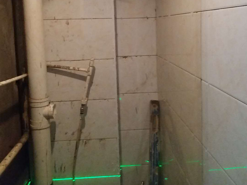 廁所墻面貼磚維修：1、 衛(wèi)生間墻面在施工前清理墻面的各類污物，用泥刀先批墻，后用水泥漿找平，防止瓷磚貼后有空鼓現(xiàn)象。 2、 衛(wèi)生間內(nèi)會防止抽風機、安裝吊頂?shù)?，所以高度要特別注意，其次是墻磚與地磚的尺寸要互相對應，不能有太大的差異，最后根據(jù)高度、尺寸與整體效果來確定鋪貼方法，如果統(tǒng)一墻面瓷磚不同，大尺寸瓷磚從下往上貼，小尺寸從上往下貼。 3、配料將清水逐量加入粉狀粘結(jié)劑內(nèi)，按照說明書上一定的比例調(diào)配。攪拌調(diào)和將粘結(jié)劑漿料攪拌至潤滑均勻，無明顯塊狀或糊涂結(jié)狀，將攪拌后施工漿料靜置5&mdash;10分鐘，然后再稍加攪拌1&mdash;2分鐘，就可以使用了。 4、把剛剛攪拌好的粘結(jié)劑漿料均勻的刮到墻上，讓漿料與瓷磚背面的充分接觸。留縫大小調(diào)整根據(jù)瓷磚的尺寸，在磚與磚之間預留相應尺寸的縫隙留待嵌縫?？捎醚篮灥认裙潭āＳ脤I(yè)測量儀，來檢查貼后瓷磚的平整度。鋪貼完成后可以用薄膜來加以保護。