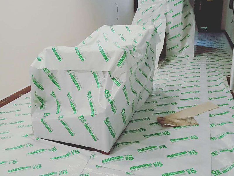 別墅裝修成品保護(hù):1、入戶門扇用公司統(tǒng)一的門貼進(jìn)行全面包裹保護(hù)，用透明膠帶將保護(hù)膜粘貼牢固平整。 2、用標(biāo)準(zhǔn)保護(hù)膜將門框三面保護(hù)完整并固定牢固。 3、工程完工后拆除保護(hù)膜時如果有粘貼時的膠痕，應(yīng)用酒精或?qū)Ｓ玫那逦蹌┣宄z痕。 4、用標(biāo)準(zhǔn)保護(hù)膜將室內(nèi)所有外窗固定扇進(jìn)行保護(hù)，字樣朝外且保護(hù)膜上標(biāo)識或字樣保持橫平豎直，保護(hù)膜鋪貼平整固定牢固。 5、木地板施工前，將地面用吸塵器清理干凈。 6、木地板施工后，用產(chǎn)品自帶的防潮墊或標(biāo)準(zhǔn)保護(hù)在通道鋪貼進(jìn)行保護(hù)。