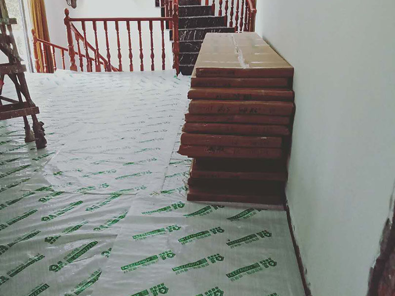 別墅裝修成品保護(hù):1、入戶門扇用公司統(tǒng)一的門貼進(jìn)行全面包裹保護(hù)，用透明膠帶將保護(hù)膜粘貼牢固平整。 2、用標(biāo)準(zhǔn)保護(hù)膜將門框三面保護(hù)完整并固定牢固。 3、工程完工后拆除保護(hù)膜時如果有粘貼時的膠痕，應(yīng)用酒精或?qū)Ｓ玫那逦蹌┣宄z痕。 4、用標(biāo)準(zhǔn)保護(hù)膜將室內(nèi)所有外窗固定扇進(jìn)行保護(hù)，字樣朝外且保護(hù)膜上標(biāo)識或字樣保持橫平豎直，保護(hù)膜鋪貼平整固定牢固。 5、木地板施工前，將地面用吸塵器清理干凈。 6、木地板施工后，用產(chǎn)品自帶的防潮墊或標(biāo)準(zhǔn)保護(hù)在通道鋪貼進(jìn)行保護(hù)。