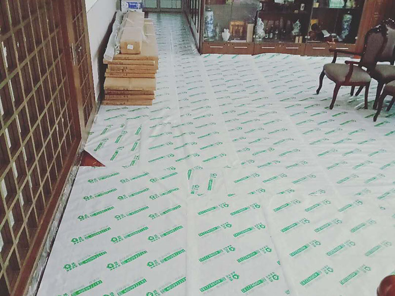 別墅裝修成品保護(hù):1、入戶門扇用公司統(tǒng)一的門貼進(jìn)行全面包裹保護(hù)，用透明膠帶將保護(hù)膜粘貼牢固平整。 2、用標(biāo)準(zhǔn)保護(hù)膜將門框三面保護(hù)完整并固定牢固。 3、工程完工后拆除保護(hù)膜時如果有粘貼時的膠痕，應(yīng)用酒精或?qū)Ｓ玫那逦蹌┣宄z痕。 4、用標(biāo)準(zhǔn)保護(hù)膜將室內(nèi)所有外窗固定扇進(jìn)行保護(hù)，字樣朝外且保護(hù)膜上標(biāo)識或字樣保持橫平豎直，保護(hù)膜鋪貼平整固定牢固。 5、木地板施工前，將地面用吸塵器清理干凈。 6、木地板施工后，用產(chǎn)品自帶的防潮墊或標(biāo)準(zhǔn)保護(hù)在通道鋪貼進(jìn)行保護(hù)。