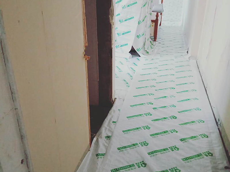 別墅裝修成品保護(hù):1、入戶門扇用公司統(tǒng)一的門貼進(jìn)行全面包裹保護(hù)，用透明膠帶將保護(hù)膜粘貼牢固平整。 2、用標(biāo)準(zhǔn)保護(hù)膜將門框三面保護(hù)完整并固定牢固。 3、工程完工后拆除保護(hù)膜時如果有粘貼時的膠痕，應(yīng)用酒精或?qū)Ｓ玫那逦蹌┣宄z痕。 4、用標(biāo)準(zhǔn)保護(hù)膜將室內(nèi)所有外窗固定扇進(jìn)行保護(hù)，字樣朝外且保護(hù)膜上標(biāo)識或字樣保持橫平豎直，保護(hù)膜鋪貼平整固定牢固。 5、木地板施工前，將地面用吸塵器清理干凈。 6、木地板施工后，用產(chǎn)品自帶的防潮墊或標(biāo)準(zhǔn)保護(hù)在通道鋪貼進(jìn)行保護(hù)。