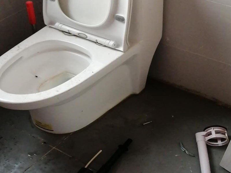 1、首先要確定拖布盆與墻面的貼合度，要先將拖布盆跟其配套的立柱組合后，然后再將組合好的拖把池一并移動(dòng)到陽(yáng)臺(tái)需要安裝的位置，確保整個(gè)拖布盆能與墻面完全貼合，然后用可清洗的標(biāo)記筆畫(huà)出拖把池的輪廓。 2、第二步就是將整個(gè)拖把盆稍稍一開(kāi)，然后在其背后掛鉤處插入拖把盆的安裝槽里面，測(cè)量拖把盆頂部到掛鉤腰槽正中心的高度尺寸，然后標(biāo)記需要打孔的孔位。 3、最后用電鉆在標(biāo)記的孔位上打孔，然后將掛鉤安裝好卡住拖把池即可。 4、收尾部分就是用玻璃膠將拖把池與墻面和地面貼合部分縫隙密封起來(lái)，以防積水腐臭。