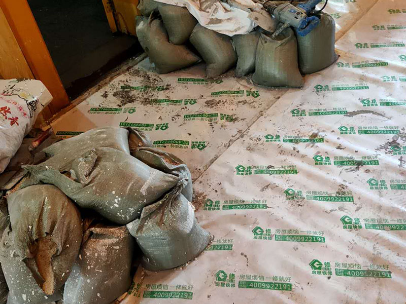 衛(wèi)生間丙綸防水:刷第一遍防水涂料。施工前確保工地干凈、干燥，防水涂料要涂滿，無遺漏，與基層結(jié)合牢固，無裂紋，無氣泡，無脫落現(xiàn)象。涂刷高度一致，厚度要達(dá)到產(chǎn)品規(guī)定要求?！?刷第二遍防水涂料。注意、第二遍防水涂料間需要有一定時(shí)間間隔，待遍涂料干透后才能進(jìn)行第二遍，具體時(shí)間視涂料而定。間隔時(shí)間太短，防水的效果會(huì)大打折扣。 鋪保護(hù)層。為防止之后的施工破壞防水層，需在防水涂料表面鋪上保護(hù)層。保護(hù)層要完全覆蓋防水層，無遺漏，與基層結(jié)合牢固，無裂紋，無氣泡，無脫落現(xiàn)象。 閉水試驗(yàn)。閉水試驗(yàn)時(shí)，地面點(diǎn)的水線不能低于2厘米，保存至少24小時(shí)，觀察無滲漏現(xiàn)象后方算合格。如有滲漏，需重做，切莫不能疏忽大意。