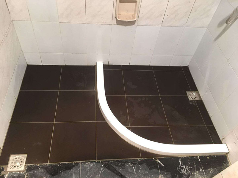 衛(wèi)生間裝修改造:既然是改造，肯定是對衛(wèi)生間的格局或是衛(wèi)浴設施、地磚、墻磚等地方不滿意，但在改造之前你需要將這些不滿意的地方進行拆除，且拆除之后的垃圾也要及時清理，避免阻礙施工進程。將不需要或是不滿意的地方進行拆除后，留下的成品需要進行施工保護，防止磕碰到，還可防止被上面的重物或是棱角碰壞。水電改造可謂是改造衛(wèi)生間的重點，衛(wèi)生間原有的水電路管線往往有許多不合理的布局，所以在改造過程中要對原有的水電路進行徹查，看是否存在銹蝕、老化等情況，若有，則需要更換新的電路、水路，如果線路良好，且沒有多大的問題，則只需要添加刪減線路就可以了。同時在改造的時候最好能做到以后維修和保養(yǎng)都比較方便，然后將其做好隱蔽處理。