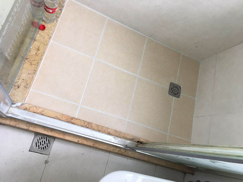 衛(wèi)生間裝修改造:既然是改造，肯定是對衛(wèi)生間的格局或是衛(wèi)浴設施、地磚、墻磚等地方不滿意，但在改造之前你需要將這些不滿意的地方進行拆除，且拆除之后的垃圾也要及時清理，避免阻礙施工進程。將不需要或是不滿意的地方進行拆除后，留下的成品需要進行施工保護，防止磕碰到，還可防止被上面的重物或是棱角碰壞。水電改造可謂是改造衛(wèi)生間的重點，衛(wèi)生間原有的水電路管線往往有許多不合理的布局，所以在改造過程中要對原有的水電路進行徹查，看是否存在銹蝕、老化等情況，若有，則需要更換新的電路、水路，如果線路良好，且沒有多大的問題，則只需要添加刪減線路就可以了。同時在改造的時候最好能做到以后維修和保養(yǎng)都比較方便，然后將其做好隱蔽處理。