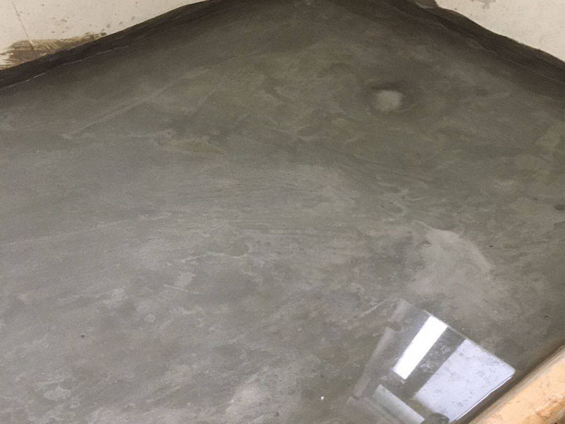 衛(wèi)生間裝修改造:既然是改造，肯定是對衛(wèi)生間的格局或是衛(wèi)浴設施、地磚、墻磚等地方不滿意，但在改造之前你需要將這些不滿意的地方進行拆除，且拆除之后的垃圾也要及時清理，避免阻礙施工進程。將不需要或是不滿意的地方進行拆除后，留下的成品需要進行施工保護，防止磕碰到，還可防止被上面的重物或是棱角碰壞。水電改造可謂是改造衛(wèi)生間的重點，衛(wèi)生間原有的水電路管線往往有許多不合理的布局，所以在改造過程中要對原有的水電路進行徹查，看是否存在銹蝕、老化等情況，若有，則需要更換新的電路、水路，如果線路良好，且沒有多大的問題，則只需要添加刪減線路就可以了。同時在改造的時候最好能做到以后維修和保養(yǎng)都比較方便，然后將其做好隱蔽處理。