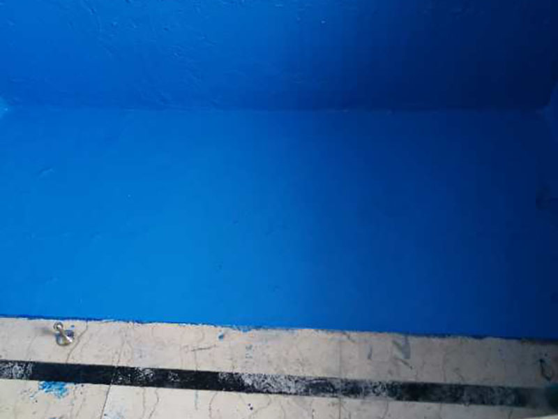 衛(wèi)生間刷防水:首先要進行地面處理，確保地面干凈，沒有任何雜物污染，基層表面堅實，無脫皮等現象，我們還要進行地面找平，保證地面平整，沒有較大的缺陷和補痕。防水涂料要刷全面，與基層結合牢固，不會出現氣泡，脫落等問題。我們涂刷時，要由下至上，先墻后地涂刷。要在防水層上再鋪一層保護層，保護層要完全覆蓋防水層，與之結合牢固，不能存在裂紋、氣泡、脫落等問題。在做閉水試驗前，要把衛(wèi)生間所有的下水都堵住，并且在衛(wèi)生間門口做一個簡易25厘米高的門檻，把衛(wèi)生間封好，再往衛(wèi)生間灌入20厘米高的水。24小時之后，衛(wèi)生間的水沒有滲漏，才能算衛(wèi)生間防水工程合格。