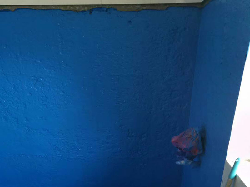 衛(wèi)生間刷防水:首先要進行地面處理，確保地面干凈，沒有任何雜物污染，基層表面堅實，無脫皮等現象，我們還要進行地面找平，保證地面平整，沒有較大的缺陷和補痕。防水涂料要刷全面，與基層結合牢固，不會出現氣泡，脫落等問題。我們涂刷時，要由下至上，先墻后地涂刷。要在防水層上再鋪一層保護層，保護層要完全覆蓋防水層，與之結合牢固，不能存在裂紋、氣泡、脫落等問題。在做閉水試驗前，要把衛(wèi)生間所有的下水都堵住，并且在衛(wèi)生間門口做一個簡易25厘米高的門檻，把衛(wèi)生間封好，再往衛(wèi)生間灌入20厘米高的水。24小時之后，衛(wèi)生間的水沒有滲漏，才能算衛(wèi)生間防水工程合格。