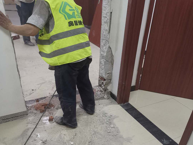 砌磚封門洞:首先準(zhǔn)備好材料，門洞一定要做頂梁，所以鋼筋不能少。沙子要中沙、河沙。水泥注意保質(zhì)期。磚最好用輕質(zhì)磚。一般門洞留90公分，如果門是定制的或特殊門，根據(jù)門的尺寸來定門洞寬度。攪拌好水泥沙后，開始砌墻。要先訂好門洞兩邊的磚的位置，先砌好他們，再在此基礎(chǔ)上砌就很快了。砌到2米的高度（特殊門根據(jù)尺寸特定），門洞要收口，需要做門洞梁。用水泥澆灌梁，中間鋼筋做骨。做好門洞梁后，繼續(xù)上面砌磚，做好整面墻。