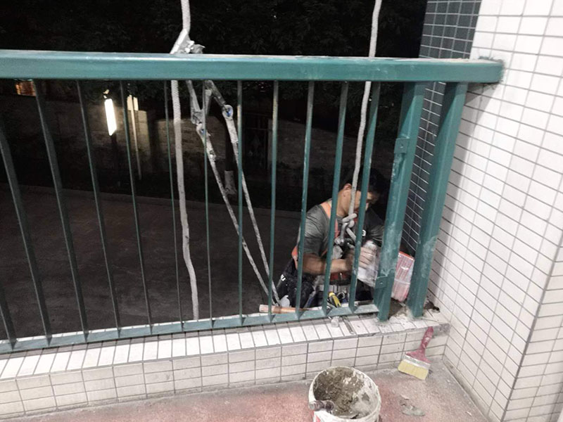 外墻欄桿瓷磚修補(bǔ)：把需要修補(bǔ)的瓷磚或者其他陶瓷產(chǎn)品清洗干凈，把里面的油污、粉塵等污染物清洗干凈。選擇與瓷磚顏色相近的瓷磚修補(bǔ)劑，A、B組份按照1:1的比例取出，放入平面或者容器里面充分混合攪拌均勻，然后靜置幾分鐘。把美紋紙貼在需要修補(bǔ)的部位邊緣處，以防止瓷磚修補(bǔ)劑弄到其他部位攪拌均勻后的瓷磚修補(bǔ)劑可操作時(shí)間大概為30分鐘，30分鐘內(nèi)用刮片將瓷磚修補(bǔ)劑均勻的涂抹在破損的部位，用刮片把表面的瓷磚修補(bǔ)劑刮平，然后撕掉周圍的美紋紙。