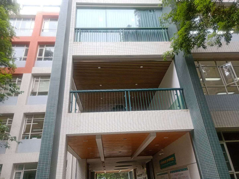 外墻欄桿瓷磚修補(bǔ)：把需要修補(bǔ)的瓷磚或者其他陶瓷產(chǎn)品清洗干凈，把里面的油污、粉塵等污染物清洗干凈。選擇與瓷磚顏色相近的瓷磚修補(bǔ)劑，A、B組份按照1:1的比例取出，放入平面或者容器里面充分混合攪拌均勻，然后靜置幾分鐘。把美紋紙貼在需要修補(bǔ)的部位邊緣處，以防止瓷磚修補(bǔ)劑弄到其他部位攪拌均勻后的瓷磚修補(bǔ)劑可操作時(shí)間大概為30分鐘，30分鐘內(nèi)用刮片將瓷磚修補(bǔ)劑均勻的涂抹在破損的部位，用刮片把表面的瓷磚修補(bǔ)劑刮平，然后撕掉周圍的美紋紙。