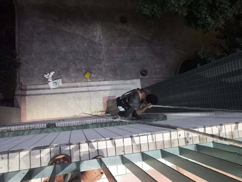 外墻欄桿瓷磚修補(bǔ)：把需要修補(bǔ)的瓷磚或者其他陶瓷產(chǎn)品清洗干凈，把里面的油污、粉塵等污染物清洗干凈。選擇與瓷磚顏色相近的瓷磚修補(bǔ)劑，A、B組份按照1:1的比例取出，放入平面或者容器里面充分混合攪拌均勻，然后靜置幾分鐘。把美紋紙貼在需要修補(bǔ)的部位邊緣處，以防止瓷磚修補(bǔ)劑弄到其他部位攪拌均勻后的瓷磚修補(bǔ)劑可操作時(shí)間大概為30分鐘，30分鐘內(nèi)用刮片將瓷磚修補(bǔ)劑均勻的涂抹在破損的部位，用刮片把表面的瓷磚修補(bǔ)劑刮平，然后撕掉周圍的美紋紙。