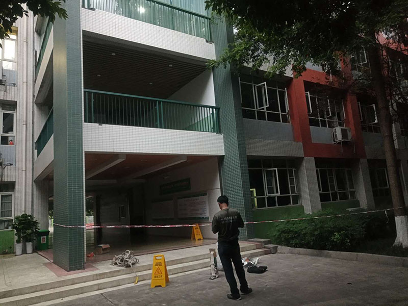 外墻欄桿瓷磚修補(bǔ)：把需要修補(bǔ)的瓷磚或者其他陶瓷產(chǎn)品清洗干凈，把里面的油污、粉塵等污染物清洗干凈。選擇與瓷磚顏色相近的瓷磚修補(bǔ)劑，A、B組份按照1:1的比例取出，放入平面或者容器里面充分混合攪拌均勻，然后靜置幾分鐘。把美紋紙貼在需要修補(bǔ)的部位邊緣處，以防止瓷磚修補(bǔ)劑弄到其他部位攪拌均勻后的瓷磚修補(bǔ)劑可操作時(shí)間大概為30分鐘，30分鐘內(nèi)用刮片將瓷磚修補(bǔ)劑均勻的涂抹在破損的部位，用刮片把表面的瓷磚修補(bǔ)劑刮平，然后撕掉周圍的美紋紙。