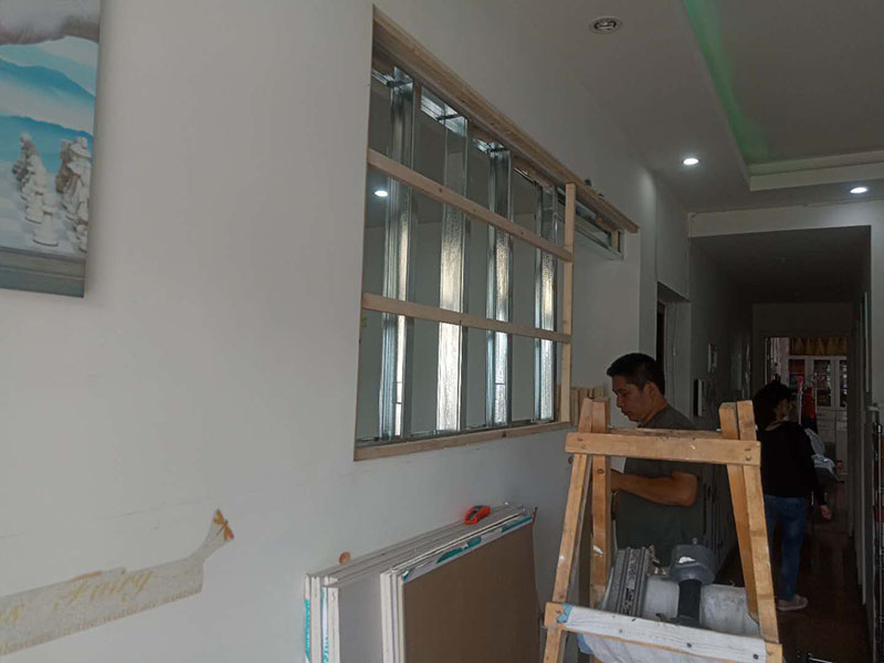 客廳隔斷安裝：注意龍骨架的穩(wěn)固，一般要加設龍骨架，滿足重物的需求，在龍骨架固定前要涂刷防火防腐涂料，一是為了防火防腐，二是為了完全遮掩龍骨；木方花格隔斷端部的石膏板與周圍的墻體或者是柱子應留3-5mm的槽口，施工時先在槽口處加注嵌縫膏，然后鋪板，擠壓嵌縫膏使其和鄰近表層緊緊接觸，以防出現(xiàn)后期的不密合現(xiàn)象。