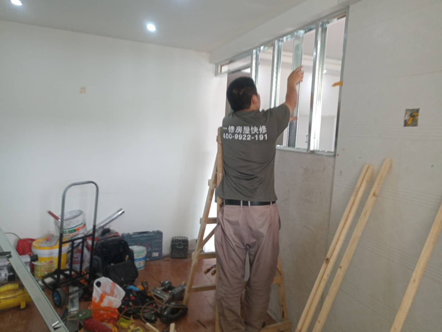 客廳隔斷安裝：注意龍骨架的穩(wěn)固，一般要加設龍骨架，滿足重物的需求，在龍骨架固定前要涂刷防火防腐涂料，一是為了防火防腐，二是為了完全遮掩龍骨；木方花格隔斷端部的石膏板與周圍的墻體或者是柱子應留3-5mm的槽口，施工時先在槽口處加注嵌縫膏，然后鋪板，擠壓嵌縫膏使其和鄰近表層緊緊接觸，以防出現(xiàn)后期的不密合現(xiàn)象。