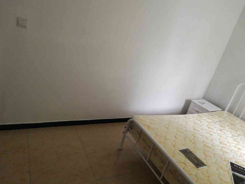 墻面脫皮翻新：先用鏟子把墻面因潮濕起皮的墻面至水泥層，清理施工面污物，粉塵等，保持干凈干燥。之后用隔離劑涂刷于水泥面2-3遍，每遍間隔3小時左右，隔離劑可以起到防潮防堿的效果，防止后續(xù)再出現(xiàn)潮濕起堿問題。隔天干后使用耐水膩子膏把墻面修補完整，4-6小時表干后，用砂紙把墻面打磨平整。待隔天膩子膏干后，清理表面粉塵，涂刷乳膠漆2-3遍，每遍間隔3小時左右，涂刷乳膠漆是為了使墻面平整，美白，沒有粉塵效果。