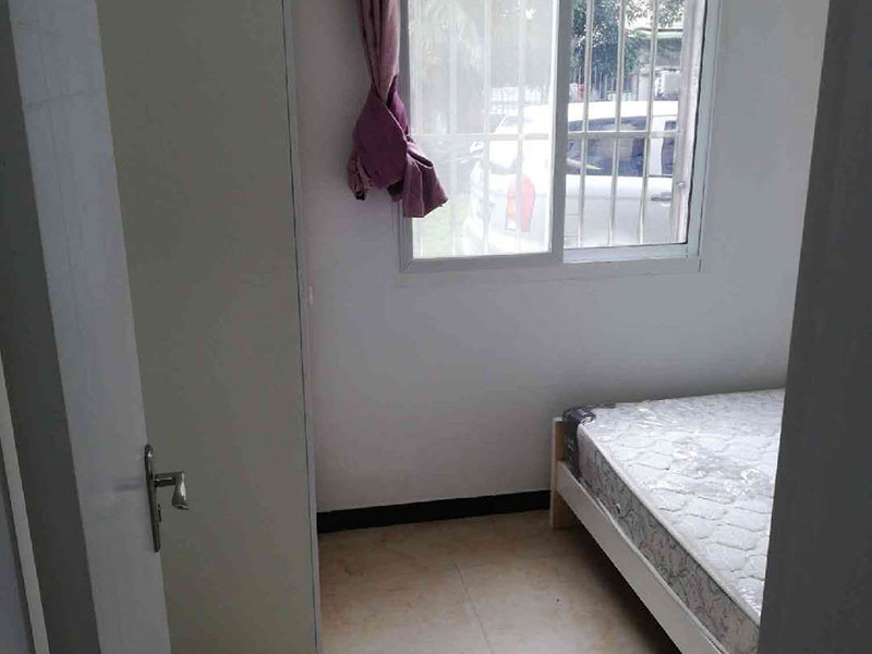 墻面脫皮翻新：先用鏟子把墻面因潮濕起皮的墻面至水泥層，清理施工面污物，粉塵等，保持干凈干燥。之后用隔離劑涂刷于水泥面2-3遍，每遍間隔3小時左右，隔離劑可以起到防潮防堿的效果，防止后續(xù)再出現(xiàn)潮濕起堿問題。隔天干后使用耐水膩子膏把墻面修補完整，4-6小時表干后，用砂紙把墻面打磨平整。待隔天膩子膏干后，清理表面粉塵，涂刷乳膠漆2-3遍，每遍間隔3小時左右，涂刷乳膠漆是為了使墻面平整，美白，沒有粉塵效果。