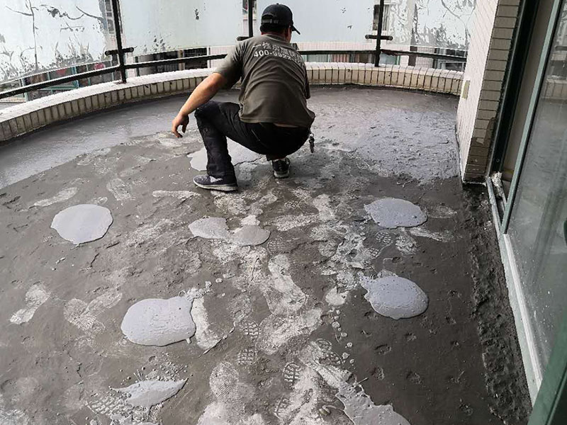 陽臺瓷磚拆除重鋪：準(zhǔn)備粘結(jié)劑前，瓷磚不應(yīng)浸水，但要用鋼絲刷除去磚背面的松散物質(zhì)，并用濕布抹去磚背的浮塵。然后按照生產(chǎn)商建議的比例將水或乳液放到攪拌桶中攪拌直至粘結(jié)劑均勻無結(jié)塊。 在鋪壓瓷磚前，在瓷磚背面也批一薄層粘結(jié)劑。這種雙批法雖然用的材料和工時比較多，但卻能夠保證粘貼的質(zhì)量和耐久性。 在粘結(jié)劑量置晾時間內(nèi)，將準(zhǔn)備好的瓷磚鋪壓到位，垂直于梳理方向輕微搓動以排出磚下的空氣。鋪貼到位后用橡皮錘輕擊，用尺寸合適的十字定位架來調(diào)整表面平整度及接縫的平直。 鋪設(shè)好的磚面應(yīng)該及時清理干凈，特別是去除殘留其上的粘結(jié)劑。合格的粘結(jié)劑干硬后即使在陶瓷磚面上也不易被清除掉。清理好的瓷磚面應(yīng)該立即擺放標(biāo)識進(jìn)行隔離，避免污染或擾動，直到下一個填縫工序。