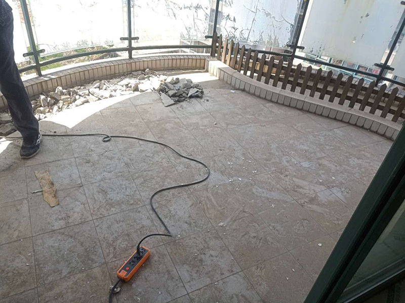 陽臺瓷磚拆除重鋪：準(zhǔn)備粘結(jié)劑前，瓷磚不應(yīng)浸水，但要用鋼絲刷除去磚背面的松散物質(zhì)，并用濕布抹去磚背的浮塵。然后按照生產(chǎn)商建議的比例將水或乳液放到攪拌桶中攪拌直至粘結(jié)劑均勻無結(jié)塊。 在鋪壓瓷磚前，在瓷磚背面也批一薄層粘結(jié)劑。這種雙批法雖然用的材料和工時比較多，但卻能夠保證粘貼的質(zhì)量和耐久性。 在粘結(jié)劑量置晾時間內(nèi)，將準(zhǔn)備好的瓷磚鋪壓到位，垂直于梳理方向輕微搓動以排出磚下的空氣。鋪貼到位后用橡皮錘輕擊，用尺寸合適的十字定位架來調(diào)整表面平整度及接縫的平直。 鋪設(shè)好的磚面應(yīng)該及時清理干凈，特別是去除殘留其上的粘結(jié)劑。合格的粘結(jié)劑干硬后即使在陶瓷磚面上也不易被清除掉。清理好的瓷磚面應(yīng)該立即擺放標(biāo)識進(jìn)行隔離，避免污染或擾動，直到下一個填縫工序。