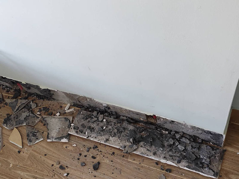 次臥榻榻米拆除：首先檢查榻榻米安裝是氣釘還是自攻釘加鎖扣的組合。其次準(zhǔn)備好工具進(jìn)行拆除，順序安裝由上至下，由左及右順序拆卸。它在安裝的時(shí)候就是比較麻煩，我們得找專(zhuān)人的師傅進(jìn)行安裝又會(huì)讓我們多花費(fèi)比較多的人工費(fèi)用。 先將榻榻米的卡扣找到，而后進(jìn)行一些卡扣的拆除操作，就能夠讓榻榻米完整的取下來(lái)，拆除中不能強(qiáng)行去操作，一定要迎合著卡扣情況走。