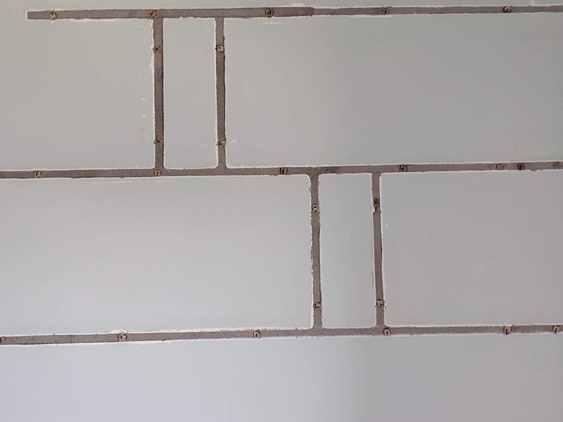 次臥榻榻米拆除：首先檢查榻榻米安裝是氣釘還是自攻釘加鎖扣的組合。其次準(zhǔn)備好工具進(jìn)行拆除，順序安裝由上至下，由左及右順序拆卸。它在安裝的時(shí)候就是比較麻煩，我們得找專(zhuān)人的師傅進(jìn)行安裝又會(huì)讓我們多花費(fèi)比較多的人工費(fèi)用。 先將榻榻米的卡扣找到，而后進(jìn)行一些卡扣的拆除操作，就能夠讓榻榻米完整的取下來(lái)，拆除中不能強(qiáng)行去操作，一定要迎合著卡扣情況走。