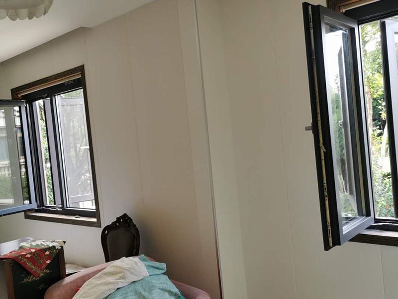 全屋墻面翻新：舊墻的基本處理包括清理舊墻面原有的乳膠漆和膩?zhàn)訉拥溺P除、木裝修、其他表面裝飾物（如壁紙）的拆除，如果只是裝修了一兩年的墻面，墻面的膩?zhàn)涌梢圆挥苗P除，用鋼刷和砂紙打磨墻面后就可以重新涂刷乳膠漆，如果裝修時(shí)間較長的就需要將膩?zhàn)訉隅P除后再進(jìn)行后續(xù)工序。切記舊墻面一定要進(jìn)行處理，不能直接涂刷，粉化嚴(yán)重的墻面要鏟除后，抹上一層白水泥，再進(jìn)行涂刷。 在墻面修補(bǔ)時(shí)，我們要盡量避免色差，因此要注意按照油漆桶的配比、涂刷，最好估算好用量。一次準(zhǔn)備好足夠的量，這樣才能保證墻面顏色的一致，也能避免用量不足重新調(diào)配出的顏色有差異。 墻面涂刷底漆的作用是抗堿防潮、封固基材、保護(hù)面漆，提高面漆的質(zhì)感和遮蓋力。如果沒有刷底漆就直接上面漆的話，時(shí)間一長墻面就容易起泡、發(fā)霉，經(jīng)陽光長時(shí)間照射也會(huì)發(fā)生墻面變色的情況。