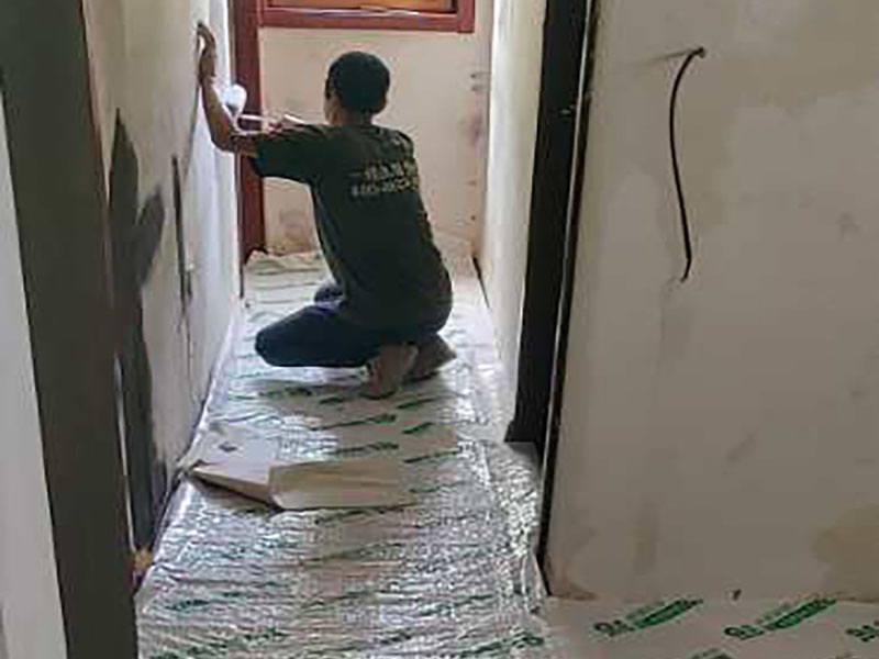 全屋墻面翻新：舊墻的基本處理包括清理舊墻面原有的乳膠漆和膩?zhàn)訉拥溺P除、木裝修、其他表面裝飾物（如壁紙）的拆除，如果只是裝修了一兩年的墻面，墻面的膩?zhàn)涌梢圆挥苗P除，用鋼刷和砂紙打磨墻面后就可以重新涂刷乳膠漆，如果裝修時(shí)間較長的就需要將膩?zhàn)訉隅P除后再進(jìn)行后續(xù)工序。切記舊墻面一定要進(jìn)行處理，不能直接涂刷，粉化嚴(yán)重的墻面要鏟除后，抹上一層白水泥，再進(jìn)行涂刷。 在墻面修補(bǔ)時(shí)，我們要盡量避免色差，因此要注意按照油漆桶的配比、涂刷，最好估算好用量。一次準(zhǔn)備好足夠的量，這樣才能保證墻面顏色的一致，也能避免用量不足重新調(diào)配出的顏色有差異。 墻面涂刷底漆的作用是抗堿防潮、封固基材、保護(hù)面漆，提高面漆的質(zhì)感和遮蓋力。如果沒有刷底漆就直接上面漆的話，時(shí)間一長墻面就容易起泡、發(fā)霉，經(jīng)陽光長時(shí)間照射也會(huì)發(fā)生墻面變色的情況。