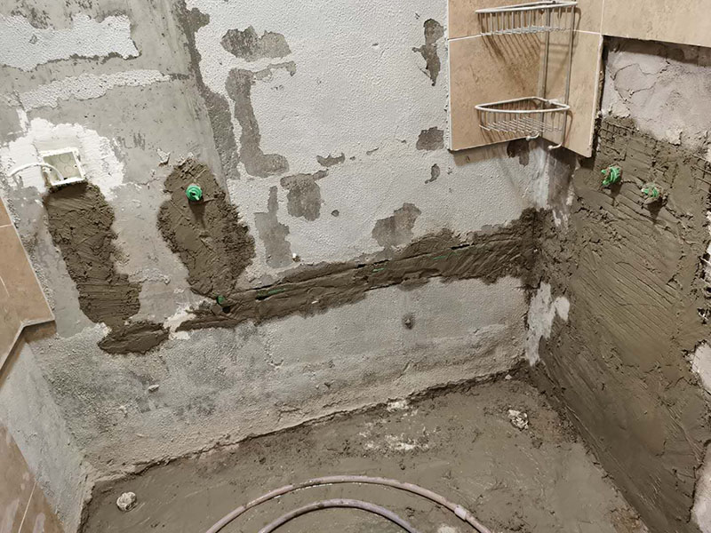 衛(wèi)生間改水管：一般衛(wèi)生間都有分冷熱水管，材質(zhì)多為PPR管，冷熱管之間的間距不能過近。 衛(wèi)生間水管都是從房頂過，這樣可以減少人為損壞的幾率。冷熱管的接口、出口處須平行。一般左邊為熱、右邊是冷水管。 管道的線路設(shè)計(jì)應(yīng)是避免彎曲，盡可能遠(yuǎn)離電路。最后，管卡的位置坡度等也應(yīng)符合需求，每個(gè)閥門要安裝平整，方便日后的使用和維護(hù)。 冷、熱水管均為入墻做法，開槽時(shí)需檢查槽的深度，冷熱水管不能同槽。 安裝熱水器進(jìn)出水口時(shí)，進(jìn)水的閥門和進(jìn)氣的閥門一定要考慮并應(yīng)安裝在相應(yīng)的位置。 安裝熱水管時(shí)需注意區(qū)別熱水器的進(jìn)水口和出水口，進(jìn)水口接上總閥門，出水口接通向衛(wèi)生間管道。安裝好后先打開閥門確定下無漏水等情況存在，最后在衛(wèi)生間安裝好水龍頭、花灑等即可。淋浴水管高度在1.8M--2.1M之間。