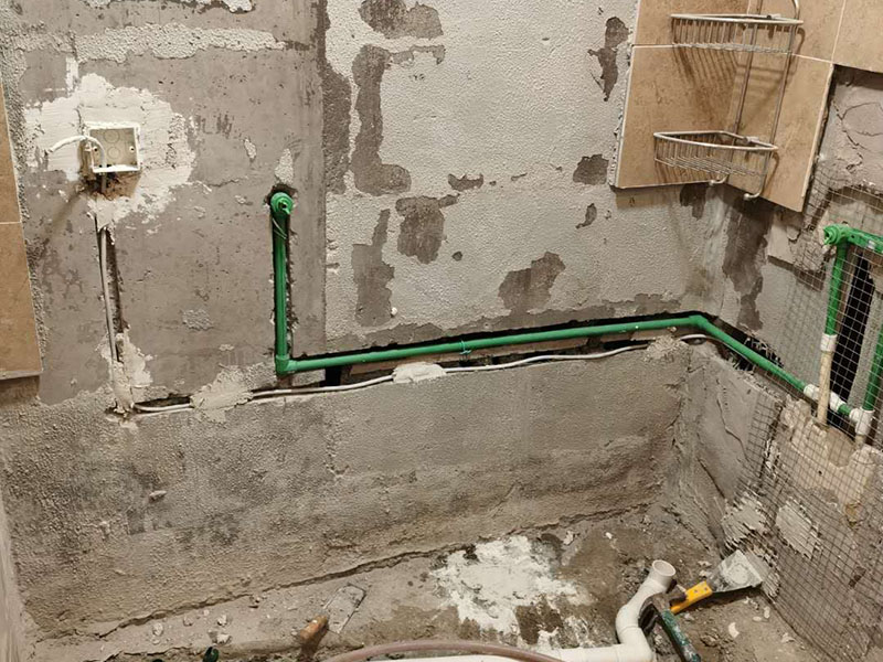 衛(wèi)生間改水管：一般衛(wèi)生間都有分冷熱水管，材質(zhì)多為PPR管，冷熱管之間的間距不能過近。 衛(wèi)生間水管都是從房頂過，這樣可以減少人為損壞的幾率。冷熱管的接口、出口處須平行。一般左邊為熱、右邊是冷水管。 管道的線路設(shè)計(jì)應(yīng)是避免彎曲，盡可能遠(yuǎn)離電路。最后，管卡的位置坡度等也應(yīng)符合需求，每個(gè)閥門要安裝平整，方便日后的使用和維護(hù)。 冷、熱水管均為入墻做法，開槽時(shí)需檢查槽的深度，冷熱水管不能同槽。 安裝熱水器進(jìn)出水口時(shí)，進(jìn)水的閥門和進(jìn)氣的閥門一定要考慮并應(yīng)安裝在相應(yīng)的位置。 安裝熱水管時(shí)需注意區(qū)別熱水器的進(jìn)水口和出水口，進(jìn)水口接上總閥門，出水口接通向衛(wèi)生間管道。安裝好后先打開閥門確定下無漏水等情況存在，最后在衛(wèi)生間安裝好水龍頭、花灑等即可。淋浴水管高度在1.8M--2.1M之間。