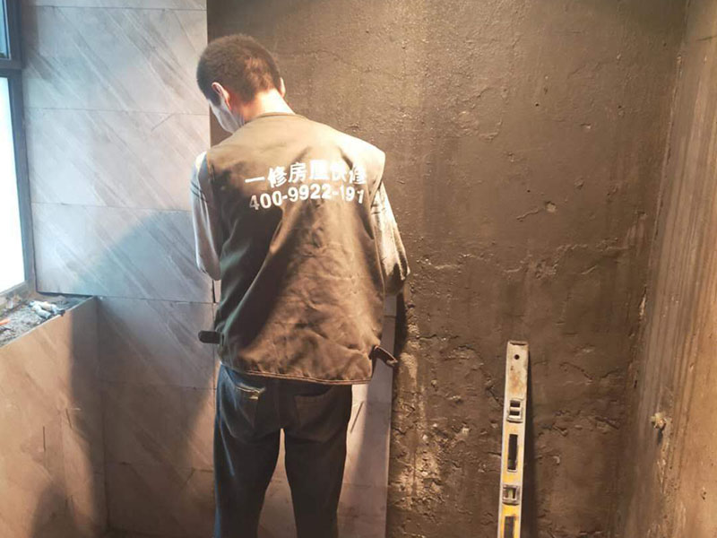 衛(wèi)生間貼磚：測(cè)量高度；按照?qǐng)D紙標(biāo)注的開始鋪貼高度，用尺在墻壁上量出這個(gè)高度標(biāo)準(zhǔn)，畫出直線作好記號(hào)。 添抹泥漿；將和好的泥漿抹在瓷磚上，泥漿抹得要厚實(shí)、均勻，這樣瓷磚才不會(huì)空鼓。 做好支架；將做好的支架放在瓷磚下面，支架的作用是支撐起瓷磚，防止瓷磚掉下來。 鋪貼瓷磚；將瓷磚鋪貼在已經(jīng)確定好的位置，動(dòng)作要迅速敏捷，如果動(dòng)作太慢，泥漿會(huì)掉下來。 敲擊密實(shí)；用專用橡皮錘子輕輕敲擊瓷磚，讓瓷磚與墻壁接合緊密，保證瓷磚不會(huì)空鼓。 測(cè)量平直；用直尺靠在瓷磚上測(cè)量，看是否水平垂直，這個(gè)步驟很重要，如不平直就要返工。 干透嵌縫；等泥漿完全干透后，用三角刮刀將膩?zhàn)犹钸M(jìn)瓷磚縫隙，由于縫隙小嵌縫時(shí)要非常認(rèn)真。 清潔表面；用抹布將瓷磚上的殘余膩?zhàn)硬粮蓛?，抹布最好用濕的，如果膩?zhàn)痈闪艘矘O容易擦掉。