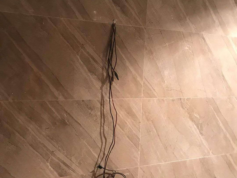 衛(wèi)生間貼磚：測(cè)量高度；按照?qǐng)D紙標(biāo)注的開始鋪貼高度，用尺在墻壁上量出這個(gè)高度標(biāo)準(zhǔn)，畫出直線作好記號(hào)。 添抹泥漿；將和好的泥漿抹在瓷磚上，泥漿抹得要厚實(shí)、均勻，這樣瓷磚才不會(huì)空鼓。 做好支架；將做好的支架放在瓷磚下面，支架的作用是支撐起瓷磚，防止瓷磚掉下來。 鋪貼瓷磚；將瓷磚鋪貼在已經(jīng)確定好的位置，動(dòng)作要迅速敏捷，如果動(dòng)作太慢，泥漿會(huì)掉下來。 敲擊密實(shí)；用專用橡皮錘子輕輕敲擊瓷磚，讓瓷磚與墻壁接合緊密，保證瓷磚不會(huì)空鼓。 測(cè)量平直；用直尺靠在瓷磚上測(cè)量，看是否水平垂直，這個(gè)步驟很重要，如不平直就要返工。 干透嵌縫；等泥漿完全干透后，用三角刮刀將膩?zhàn)犹钸M(jìn)瓷磚縫隙，由于縫隙小嵌縫時(shí)要非常認(rèn)真。 清潔表面；用抹布將瓷磚上的殘余膩?zhàn)硬粮蓛?，抹布最好用濕的，如果膩?zhàn)痈闪艘矘O容易擦掉。