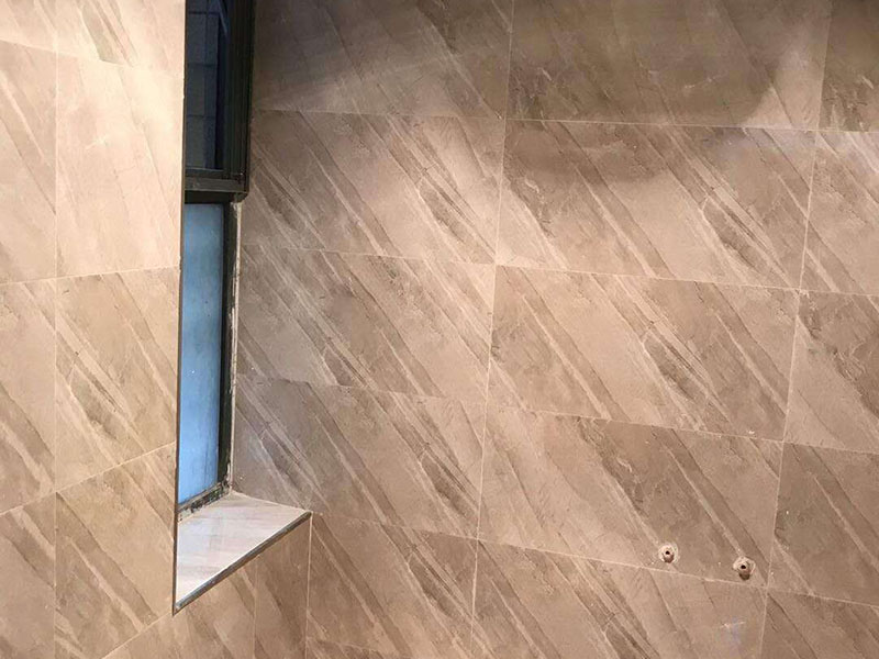 衛(wèi)生間貼磚：測(cè)量高度；按照?qǐng)D紙標(biāo)注的開始鋪貼高度，用尺在墻壁上量出這個(gè)高度標(biāo)準(zhǔn)，畫出直線作好記號(hào)。 添抹泥漿；將和好的泥漿抹在瓷磚上，泥漿抹得要厚實(shí)、均勻，這樣瓷磚才不會(huì)空鼓。 做好支架；將做好的支架放在瓷磚下面，支架的作用是支撐起瓷磚，防止瓷磚掉下來。 鋪貼瓷磚；將瓷磚鋪貼在已經(jīng)確定好的位置，動(dòng)作要迅速敏捷，如果動(dòng)作太慢，泥漿會(huì)掉下來。 敲擊密實(shí)；用專用橡皮錘子輕輕敲擊瓷磚，讓瓷磚與墻壁接合緊密，保證瓷磚不會(huì)空鼓。 測(cè)量平直；用直尺靠在瓷磚上測(cè)量，看是否水平垂直，這個(gè)步驟很重要，如不平直就要返工。 干透嵌縫；等泥漿完全干透后，用三角刮刀將膩?zhàn)犹钸M(jìn)瓷磚縫隙，由于縫隙小嵌縫時(shí)要非常認(rèn)真。 清潔表面；用抹布將瓷磚上的殘余膩?zhàn)硬粮蓛簦ú甲詈糜脻竦?，如果膩?zhàn)痈闪艘矘O容易擦掉。