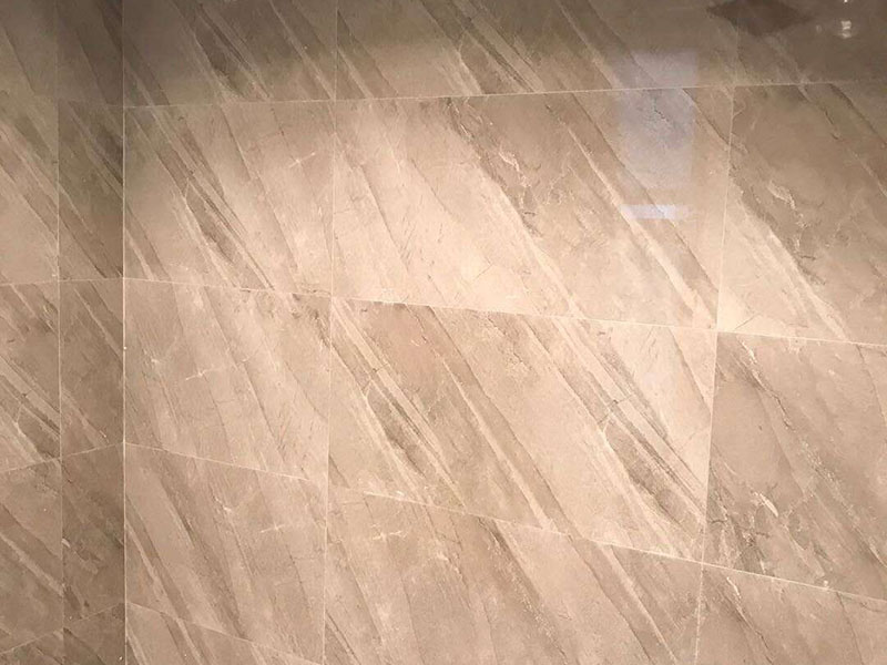 衛(wèi)生間貼磚：測(cè)量高度；按照?qǐng)D紙標(biāo)注的開始鋪貼高度，用尺在墻壁上量出這個(gè)高度標(biāo)準(zhǔn)，畫出直線作好記號(hào)。 添抹泥漿；將和好的泥漿抹在瓷磚上，泥漿抹得要厚實(shí)、均勻，這樣瓷磚才不會(huì)空鼓。 做好支架；將做好的支架放在瓷磚下面，支架的作用是支撐起瓷磚，防止瓷磚掉下來。 鋪貼瓷磚；將瓷磚鋪貼在已經(jīng)確定好的位置，動(dòng)作要迅速敏捷，如果動(dòng)作太慢，泥漿會(huì)掉下來。 敲擊密實(shí)；用專用橡皮錘子輕輕敲擊瓷磚，讓瓷磚與墻壁接合緊密，保證瓷磚不會(huì)空鼓。 測(cè)量平直；用直尺靠在瓷磚上測(cè)量，看是否水平垂直，這個(gè)步驟很重要，如不平直就要返工。 干透嵌縫；等泥漿完全干透后，用三角刮刀將膩?zhàn)犹钸M(jìn)瓷磚縫隙，由于縫隙小嵌縫時(shí)要非常認(rèn)真。 清潔表面；用抹布將瓷磚上的殘余膩?zhàn)硬粮蓛?，抹布最好用濕的，如果膩?zhàn)痈闪艘矘O容易擦掉。