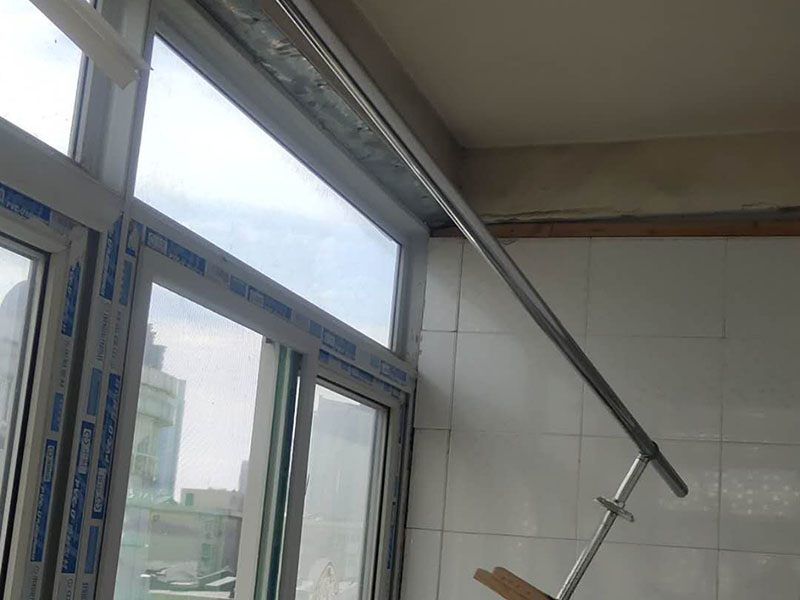 陽臺吊頂安裝:陽臺鋁扣板吊頂，首先要依據(jù)樓層標(biāo)高水平線，然后用尺豎向量至頂棚設(shè)計(jì)標(biāo)高，同時(shí)在頂板上彈在龍骨位置線，還要將頂棚的標(biāo)高水平線彈在墻面上。 在可使用木龍骨，也能夠使用輕鋼龍骨的情況下盡可能使用輕鋼龍骨。這是由于木材的漲縮比較大，容易致使結(jié)構(gòu)變形。 設(shè)計(jì)以及施工中注意伸縮縫。每一道接縫處都應(yīng)留有伸縮縫，并倒成四五度角，以避免應(yīng)力積累。 輕鋼龍骨或者木龍骨安裝平整，間距規(guī)范。 自攻釘要均勻散布，保證每一顆自攻釘經(jīng)受的力接近，否則易構(gòu)成邊鎖反映使結(jié)構(gòu)失去不亂性而發(fā)生變形裂痕。